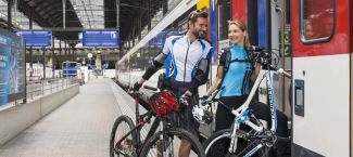 Ciclistas subiendo al tren